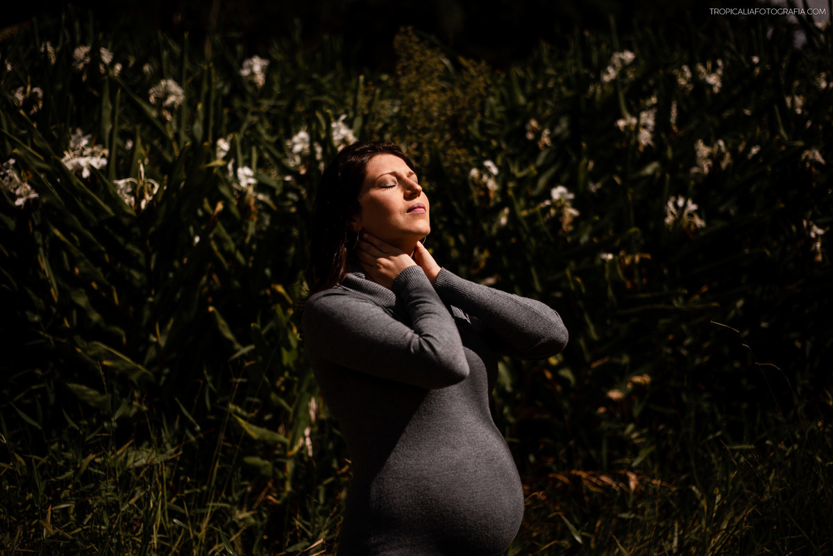 ensaio gestante em nova friburgo, região serrana do rio de janeiro no hotel oberland. Foto da gestante com o rosto voltado para o sol e de olhos fechados