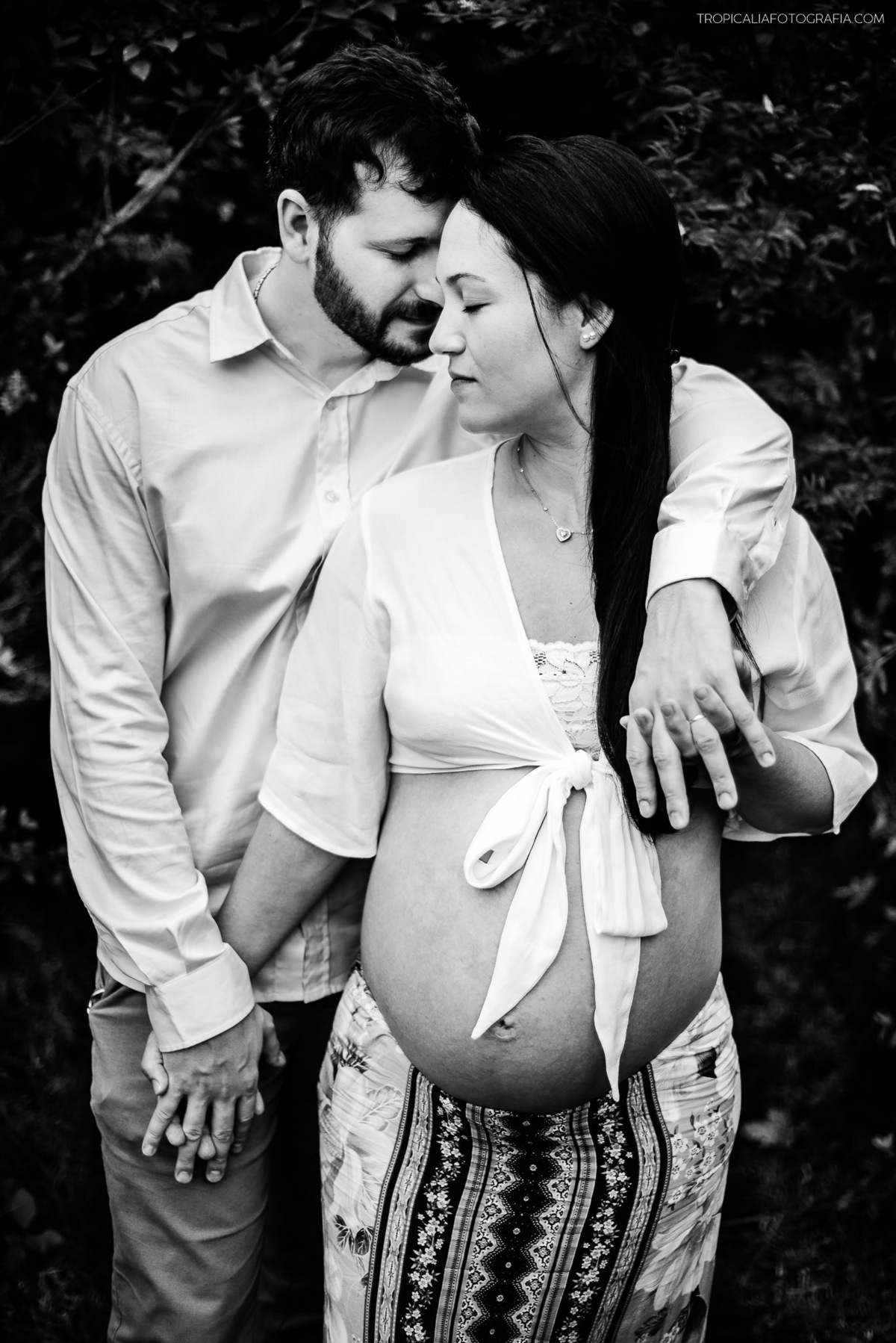 ensaio gestante em nova friburgo, região serrana do rio de janeiro no hotel oberland. Foto em preto e branco da gestante abraçada com o companheiro