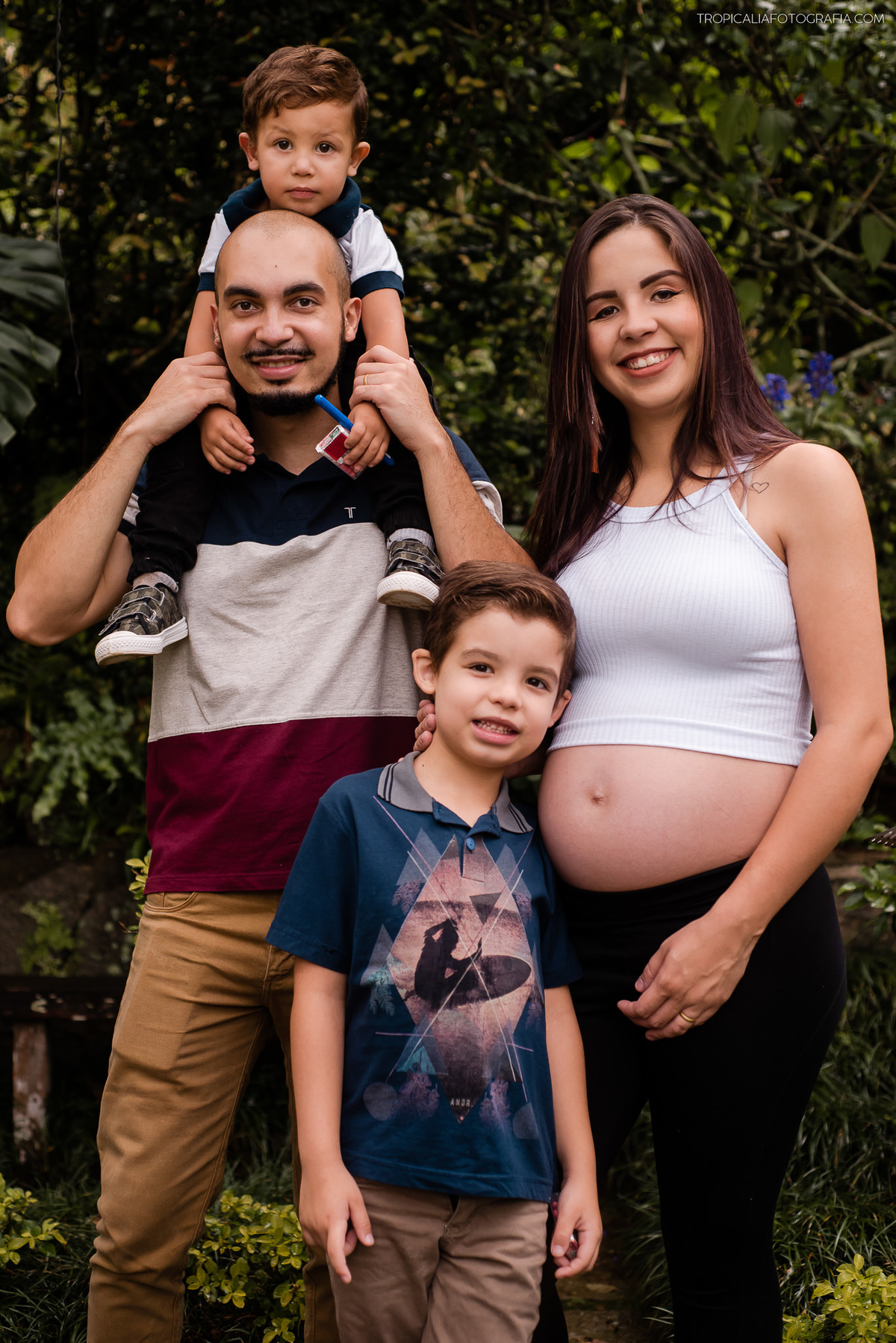 ensaio gestante em nova friburgo, região serrana do rio de janeiro em casa. Foto da gestante com a família