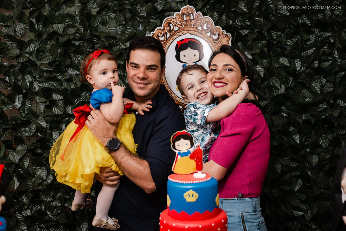 Fotógrafo de família em Nova Friburgo. Fotografia de aniversário infantil. Foto da família na mesa do bolo