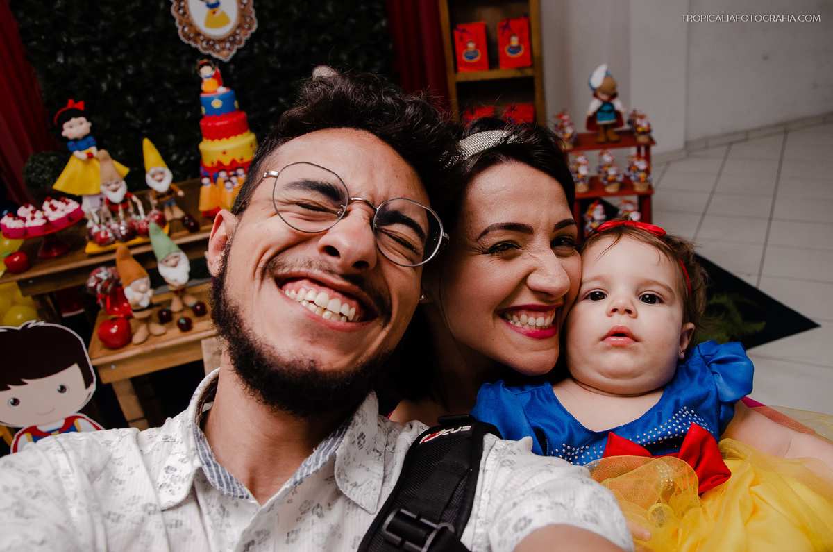 Fotógrafo de família em Nova Friburgo. Fotografia de aniversário infantil. Foto do fotógrafo com a família