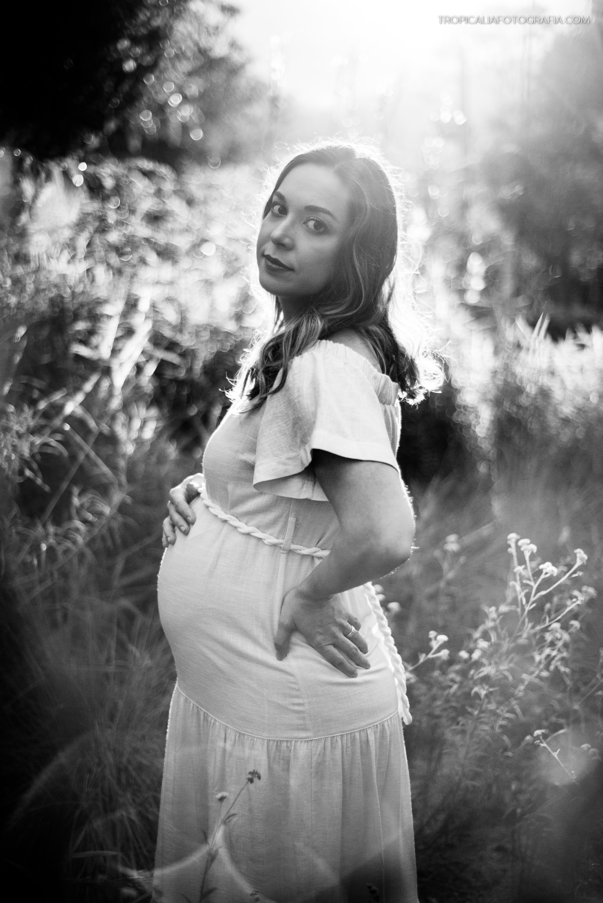 ensaio gestante em nova friburgo, região serrana do rio de janeiro no Hotel Oberland. Foto em preto e branco da gestante com as mãos na barriga