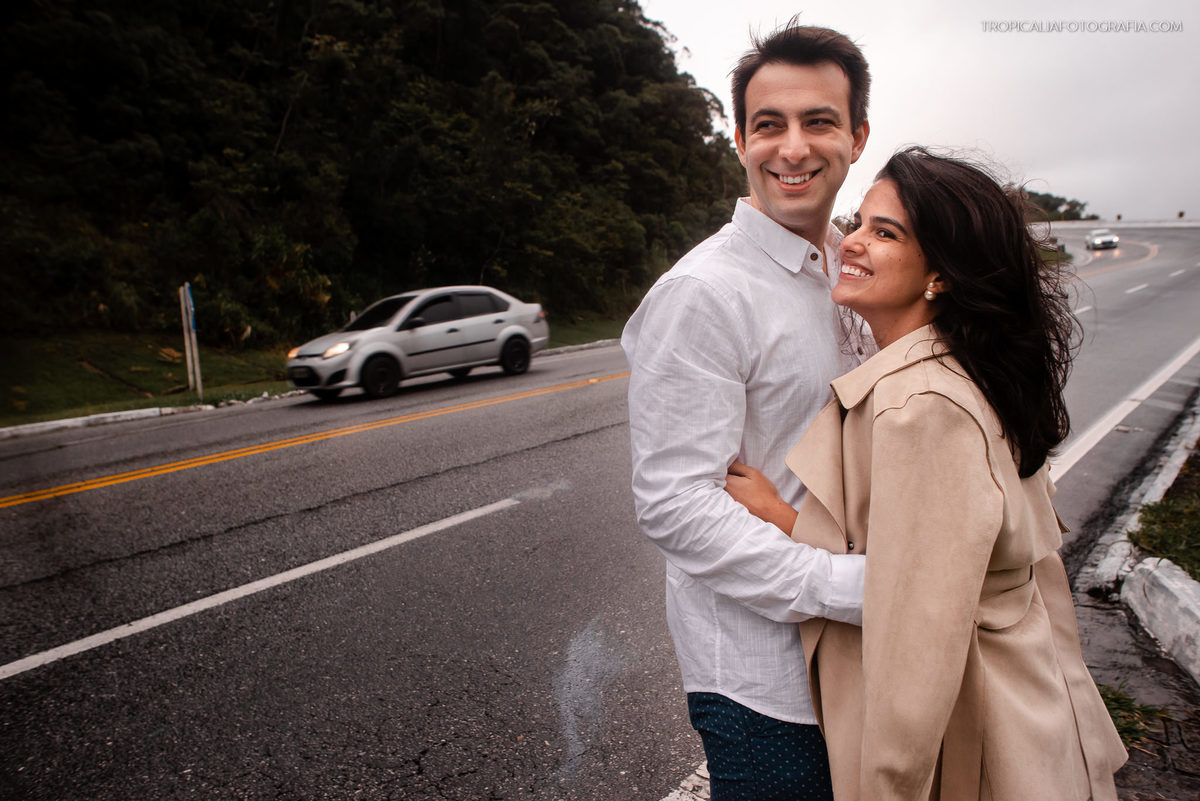 Fotógrafo de casamento em Nova Friburgo. Ensaio pré wedding do casal. Foto do casal sorrindo na estrada