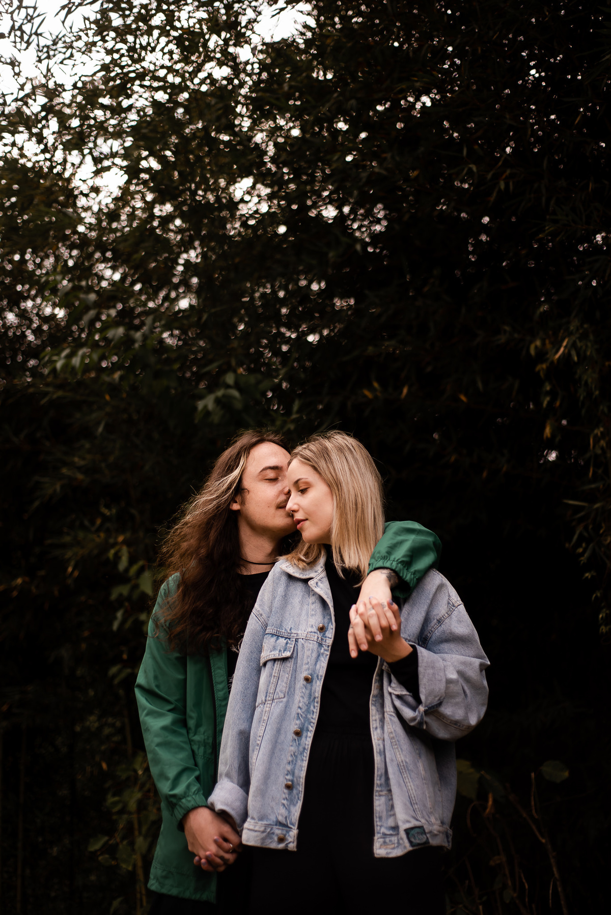 Fotógrafo de casamento em Nova Friburgo. Ensaio pré wedding do casal. Foto do casal se abraçando