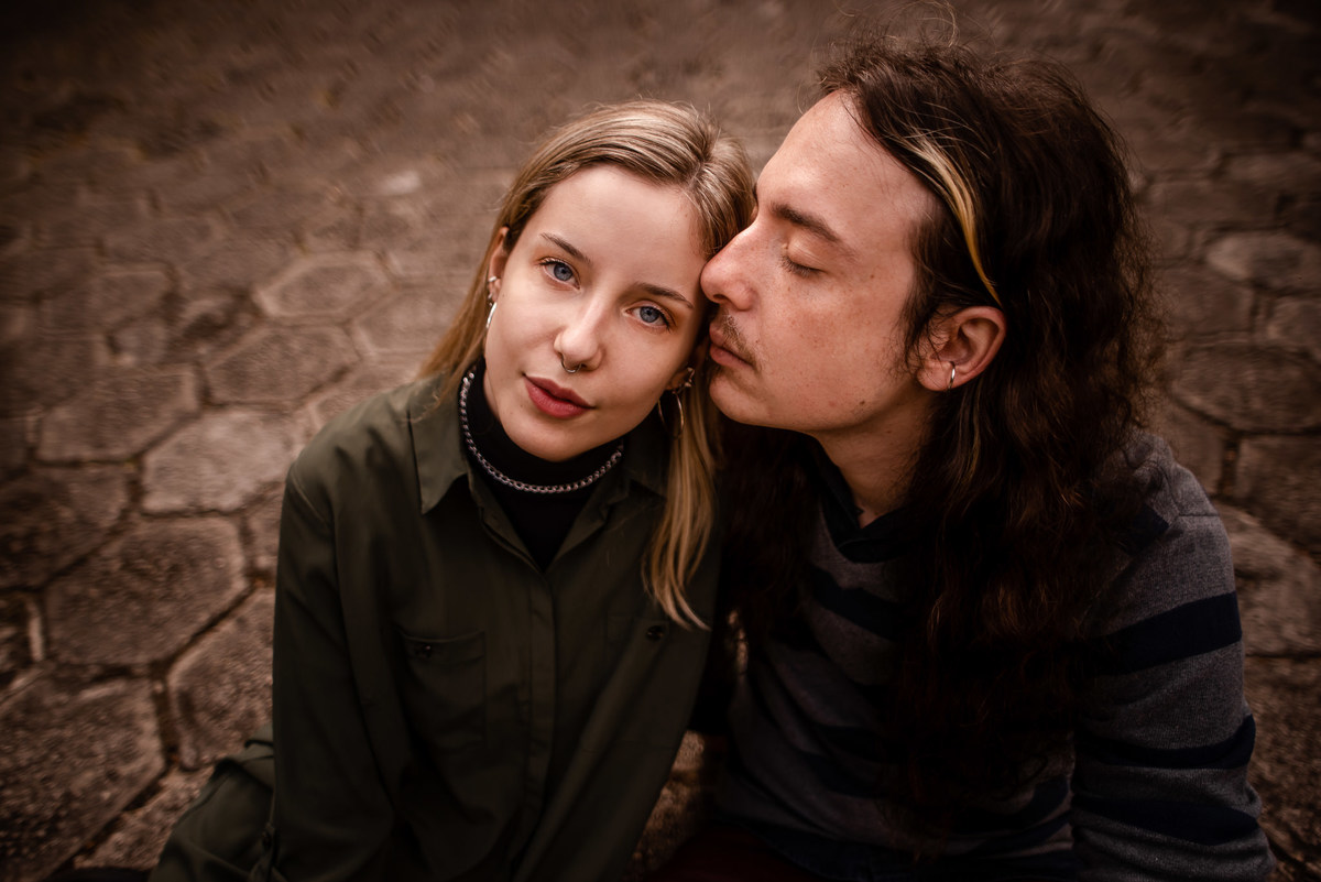 Fotógrafo de casamento em Nova Friburgo. Ensaio pré wedding do casal. Foto do casal sentado na rua 