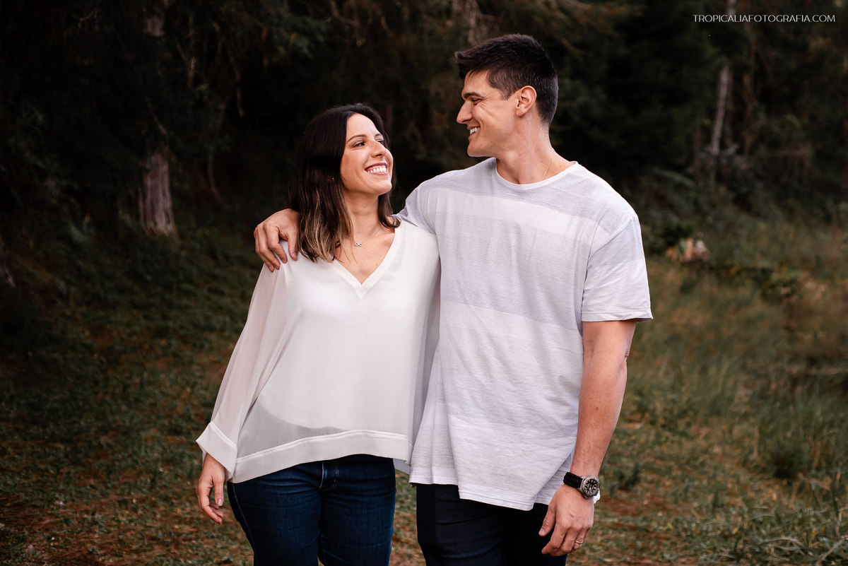 Fotógrafo de casamento em Nova Friburgo. Ensaio pré wedding do casal. Foto do casal caminhando abraçados.