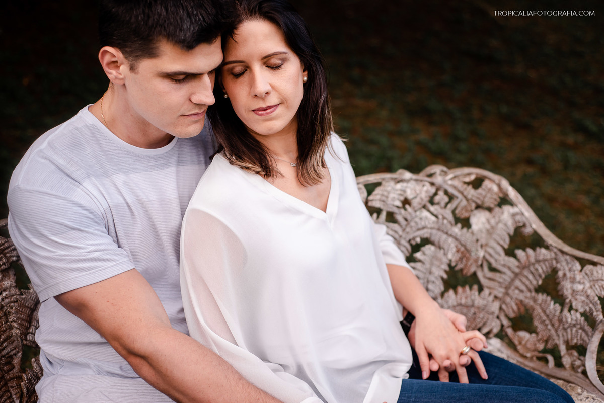 Fotógrafo de casamento em Nova Friburgo. Ensaio pré wedding do casal. Foto do casal caminhando abraçados.