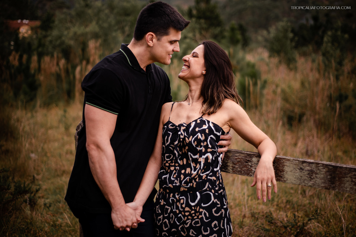 Fotógrafo de casamento em Nova Friburgo. Ensaio pré wedding do casal. Foto do casal caminhando abraçados.