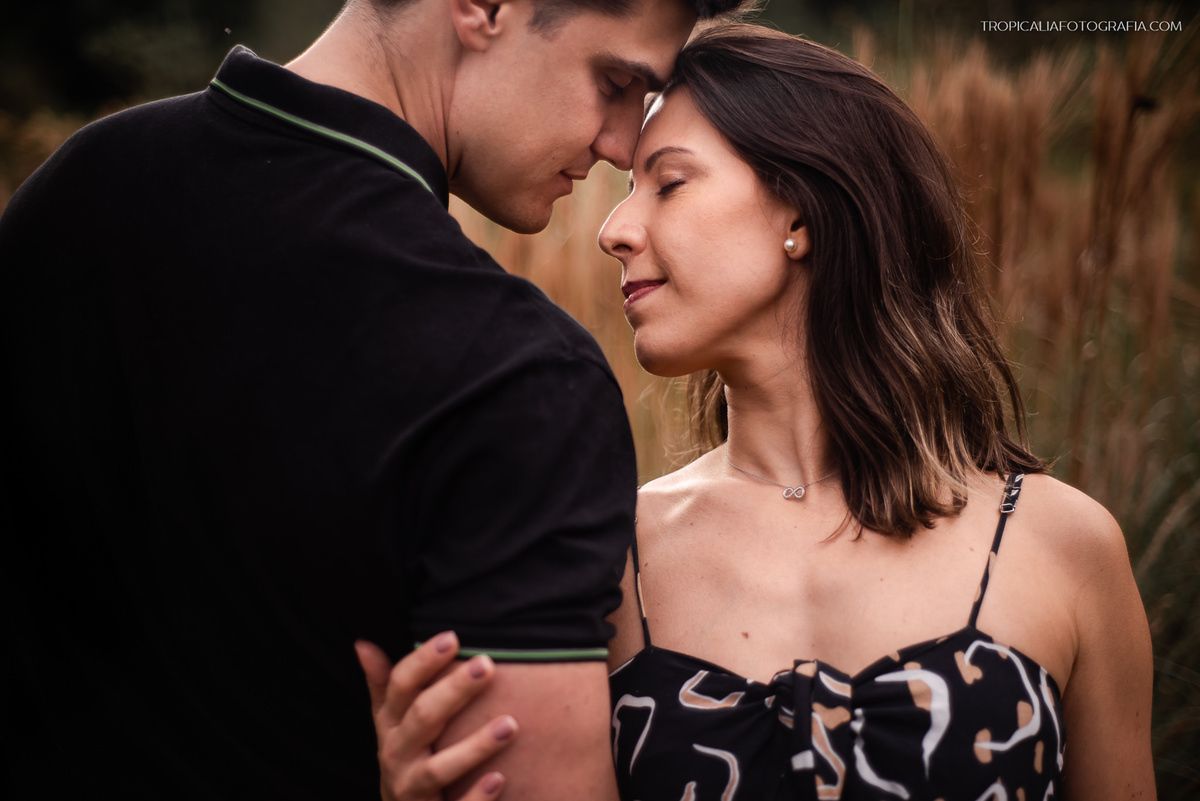 Fotógrafo de casamento em Nova Friburgo. Ensaio pré wedding do casal. Foto do casal caminhando abraçados.