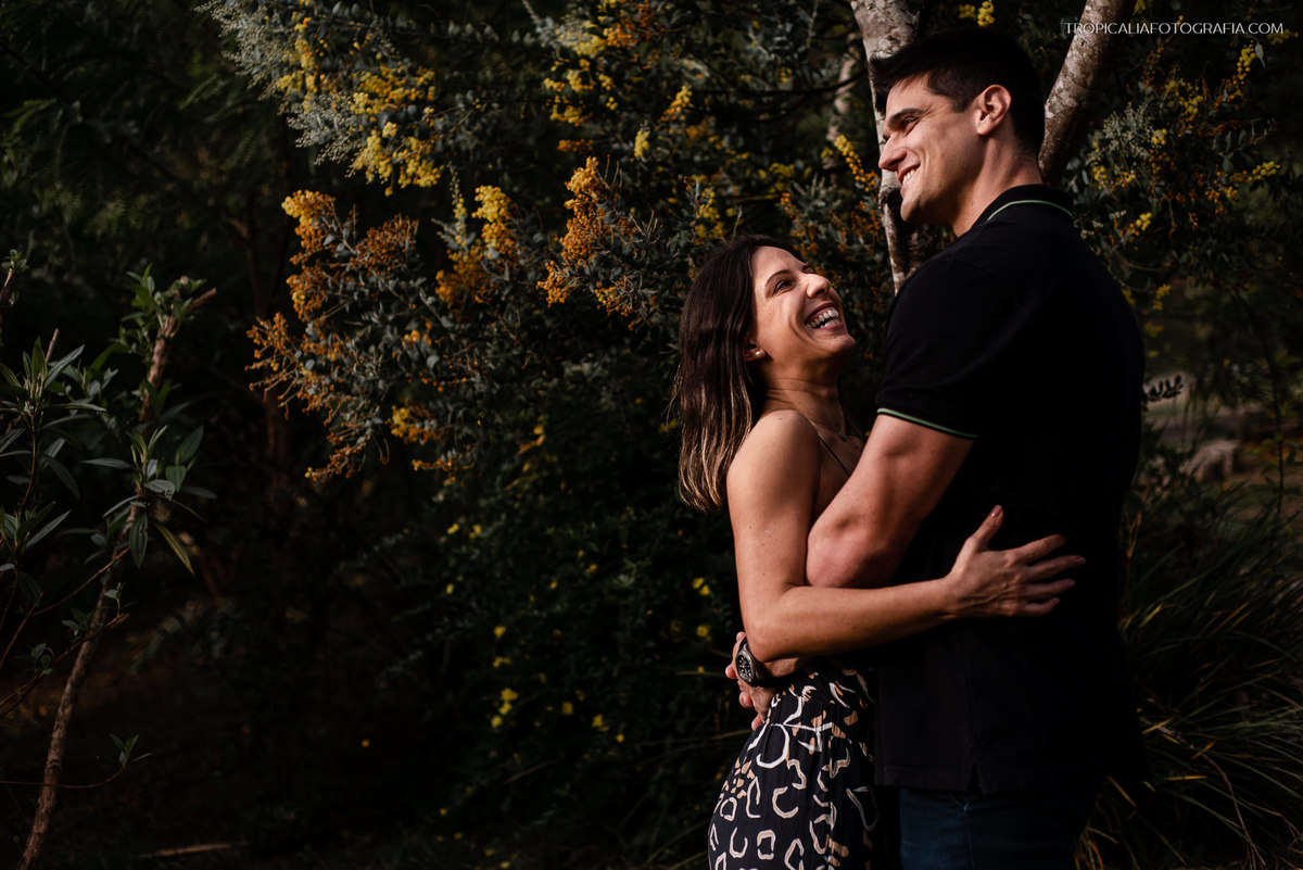 Fotógrafo de casamento em Nova Friburgo. Ensaio pré wedding do casal. Foto do casal caminhando abraçados.