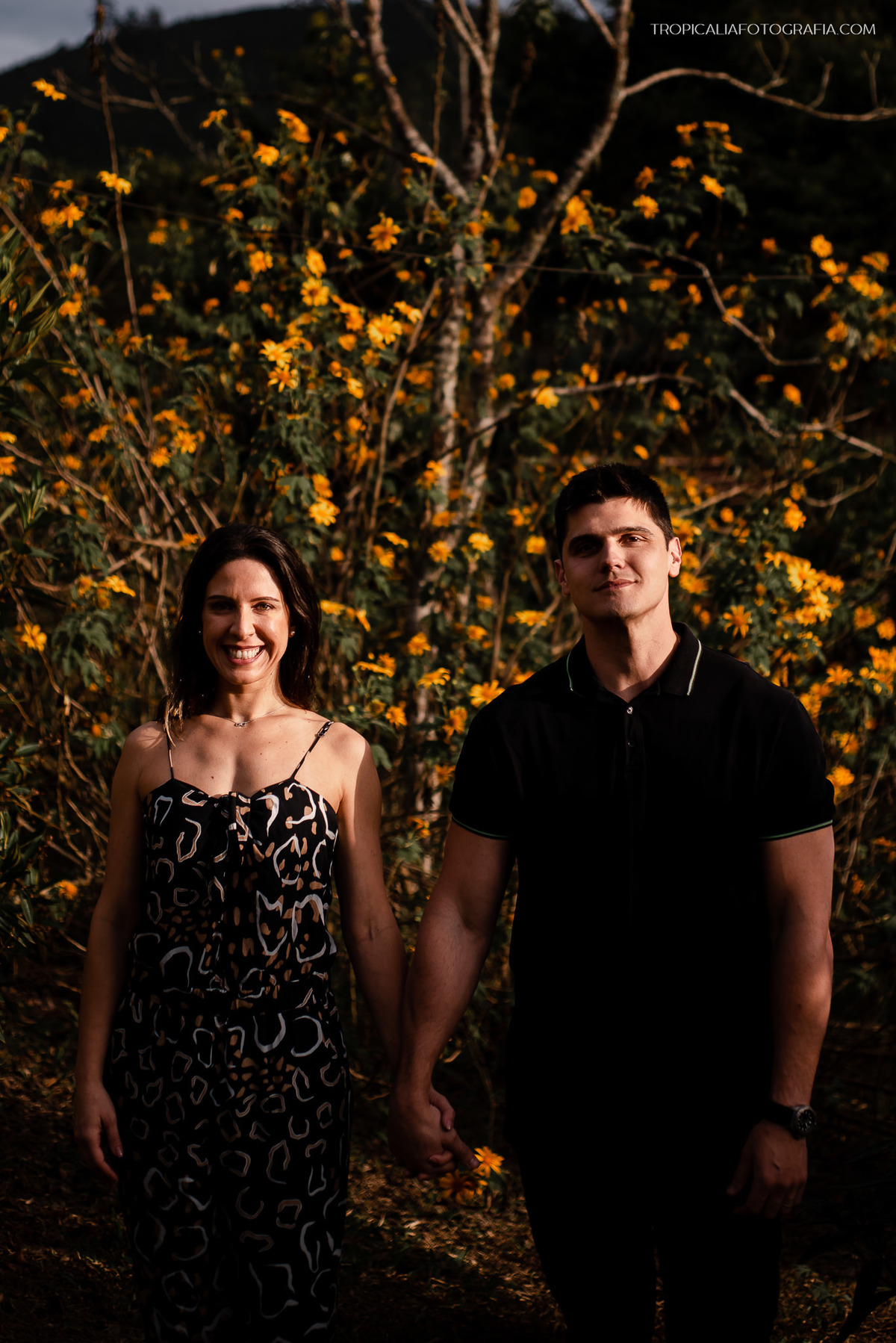Fotógrafo de casamento em Nova Friburgo. Ensaio pré wedding do casal. Foto do casal caminhando abraçados.