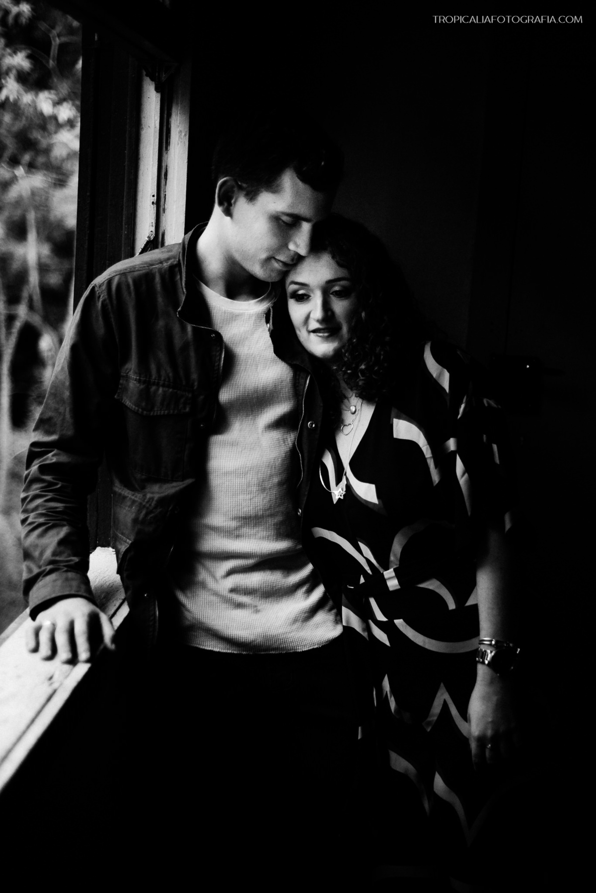 Fotógrafo de casamento em Nova Friburgo. Ensaio pré wedding do casal. Foto do casal caminhando abraçados.