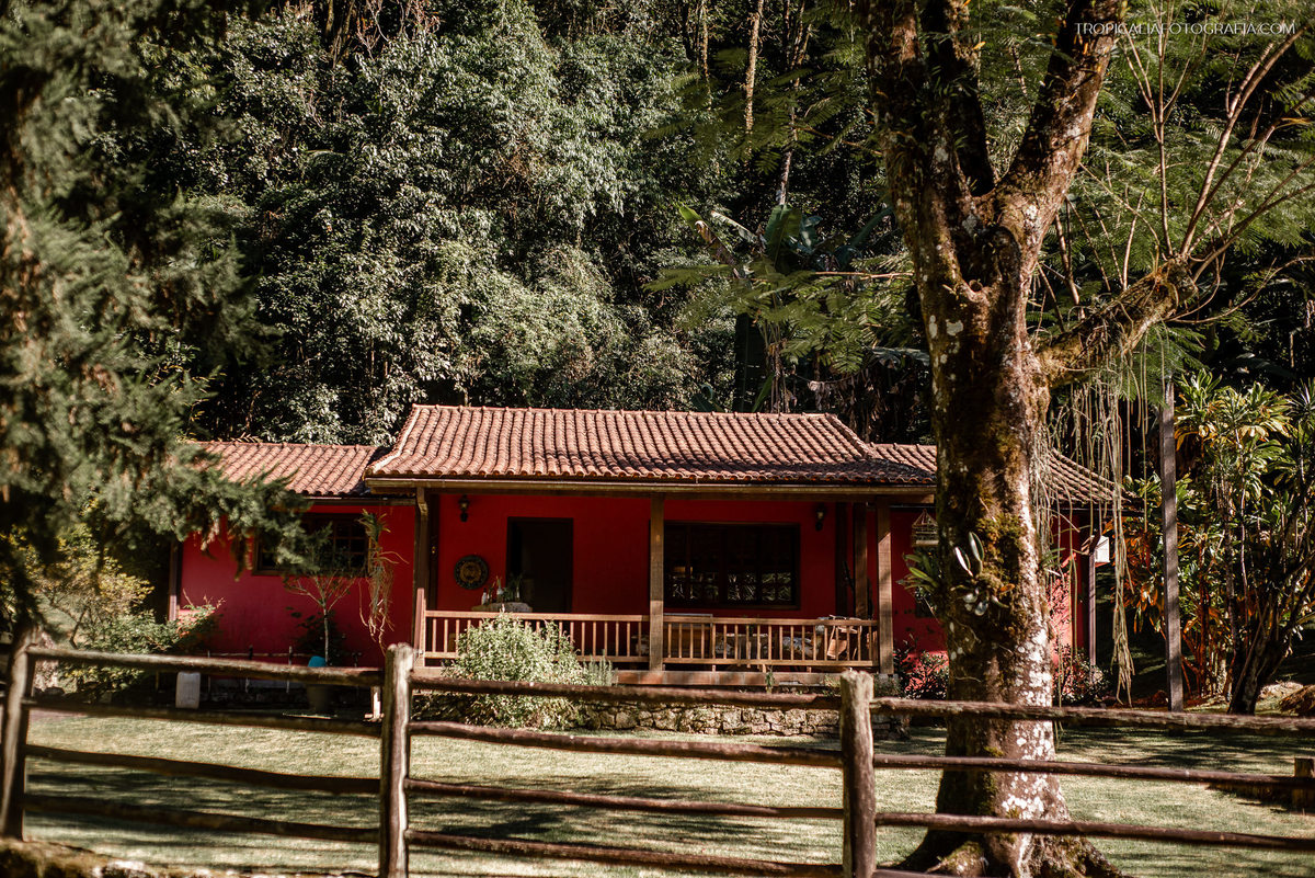 Ensaio documental de família em casa feito por fotógrafos em nova friburgo região serrana do rio de janeiro. Foto da fachada da casa da família