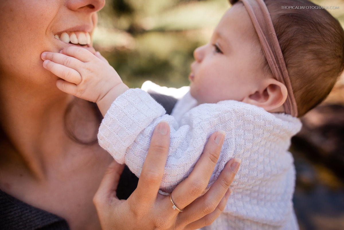 Ensaio documental de família em casa feito por fotógrafos em nova friburgo região serrana do rio de janeiro. Foto da filha brincando com a mãe