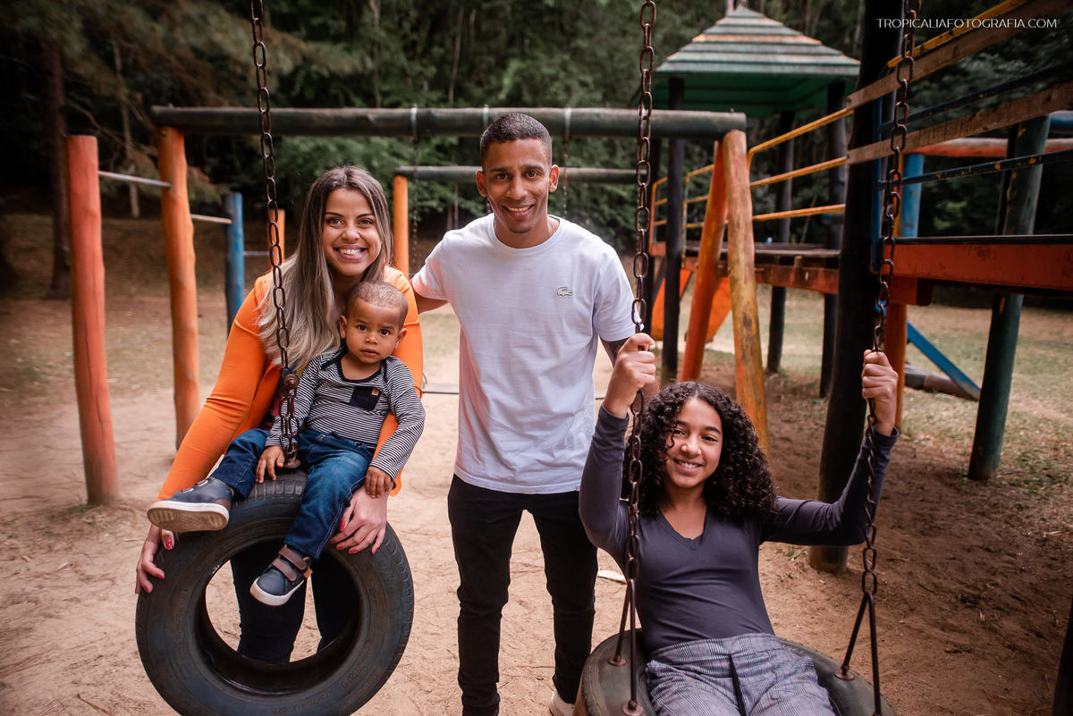 Ensaio documental de família em Nova Friburgo. Retrato da família nos balanços do parque