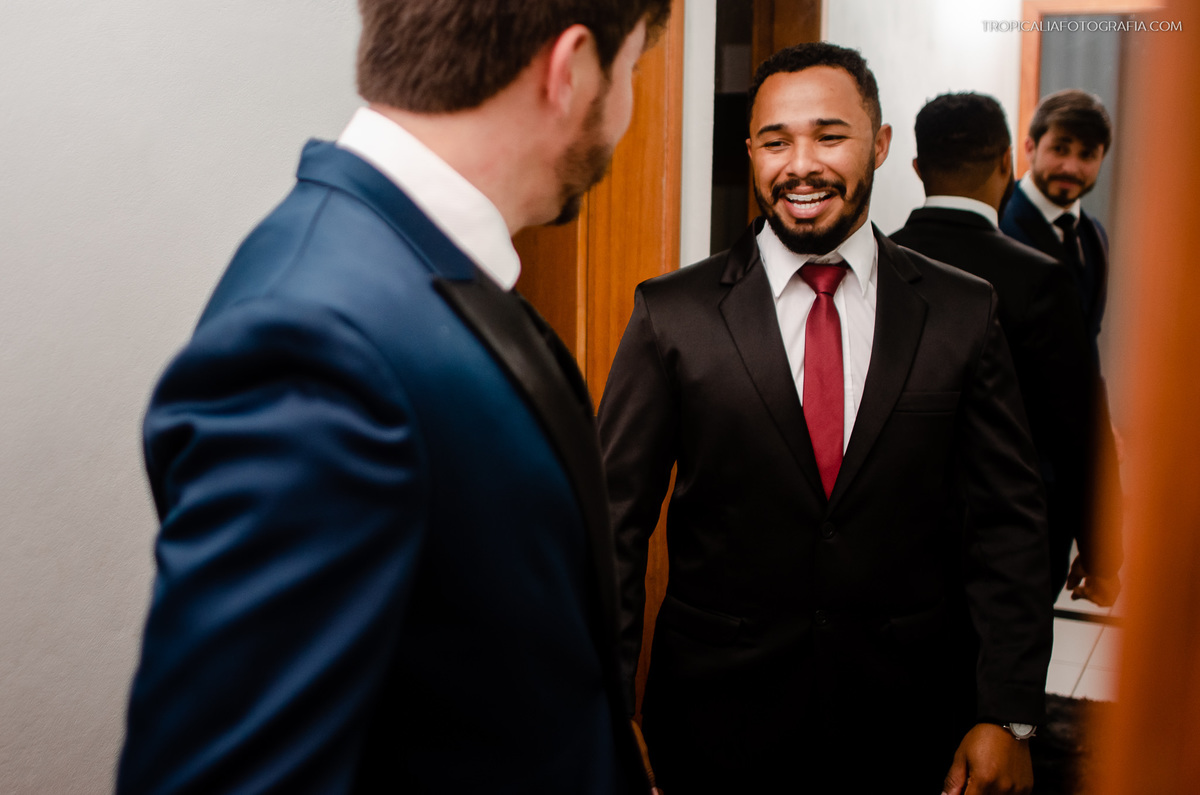 casamento em nova friburgo, regiao serrana do rio de janeiro. making of do noivo na casa de festa fazenda natureza. Foto do padrinho vendo o noivo pronto