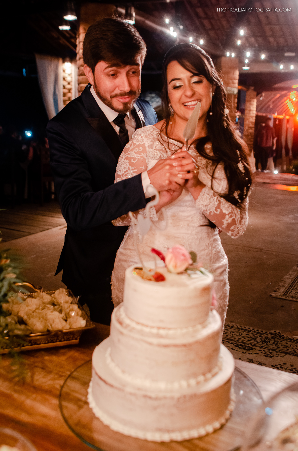 casamento em nova friburgo, regiao serrana do rio de janeiro. casa de festa fazenda natureza eventos decoração de sirlan. Foto dos noivos cortando o bolo de casamento