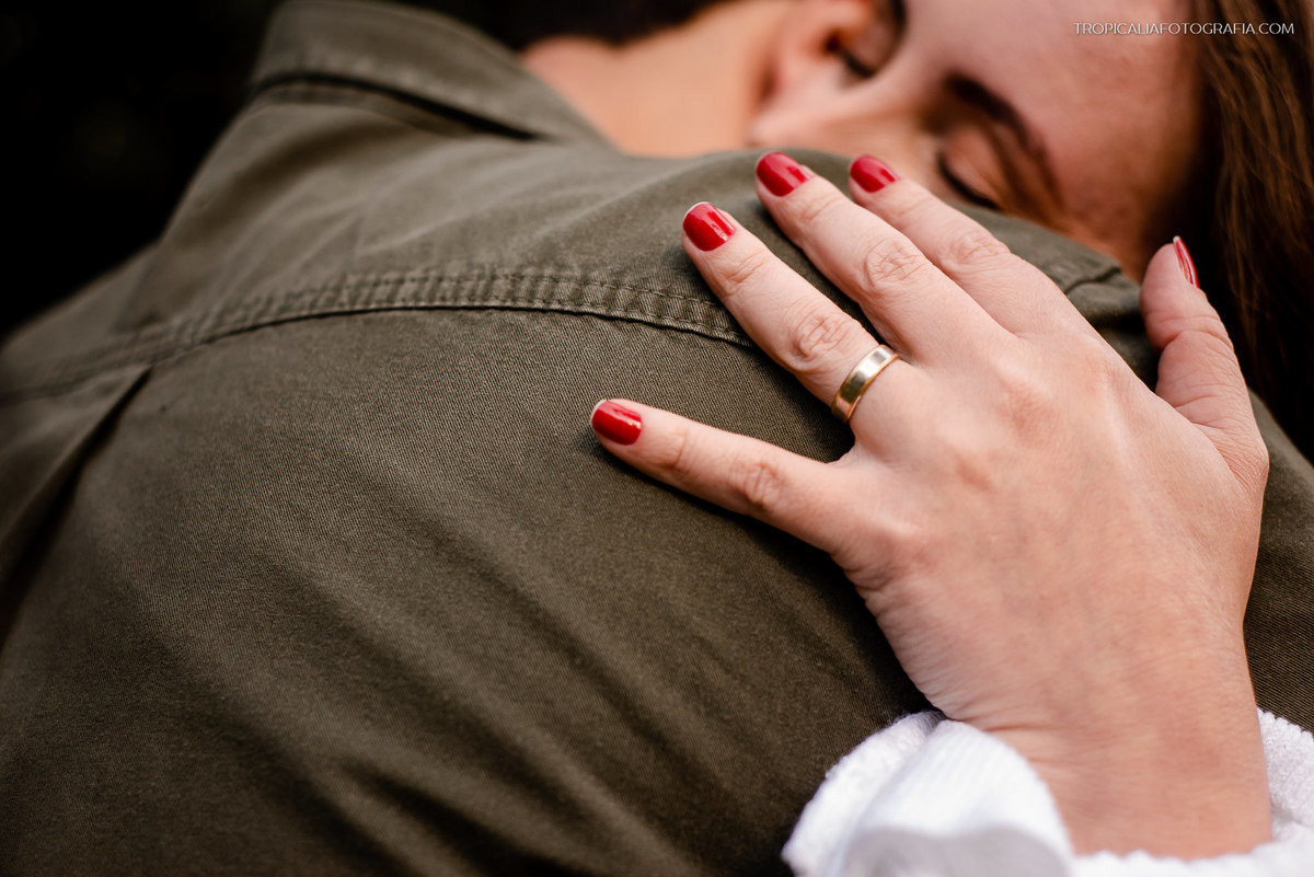 Fotografo Nova Friburgo. Ensaio de casal life-style. Fotografia Espontânea. Sessão pre-wedding. casal se abraçando