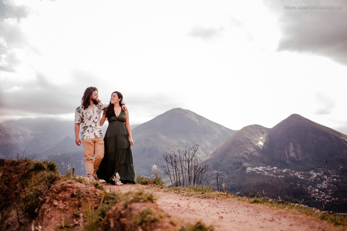 Fotógrafo de casamento em Nova Friburgo. Ensaio externo pré wedding do casal. Foto do casal caminhando abraçado