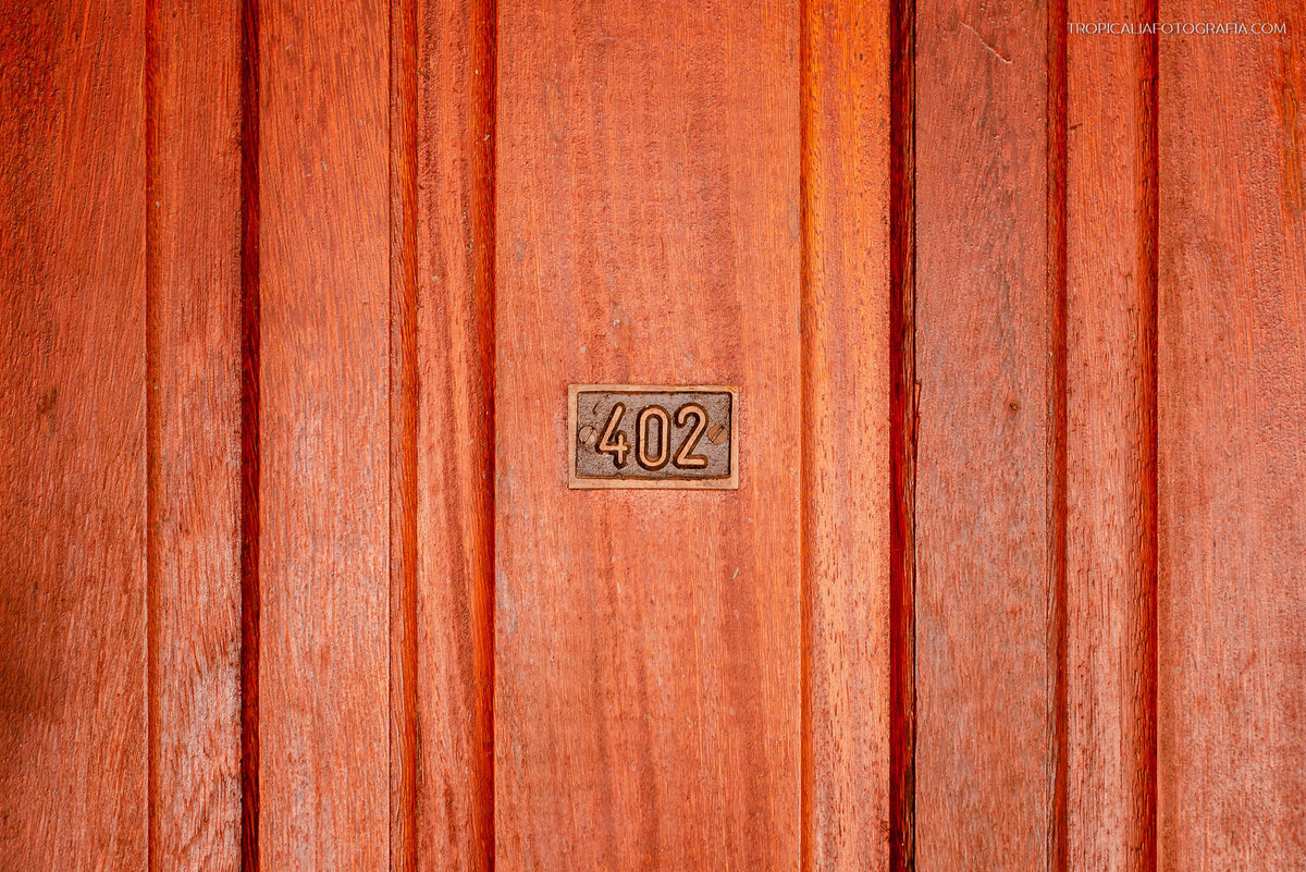 Fotógrafos de casamento em Nova Friburgo. Fotografia de casamento documental e foto jornalistica. Foto da porta do quarto do Hotel Serra Everest onde aconteceu o making of da noiva