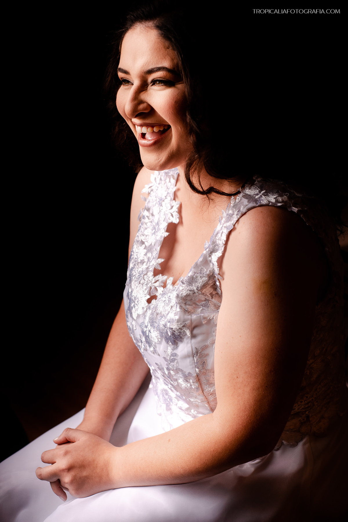 Foto da noiva rindo durante o making of da noiva. Fotógrafos de casamento em Nova Friburgo. Fotografia de casamento documental e foto jornalistica. 