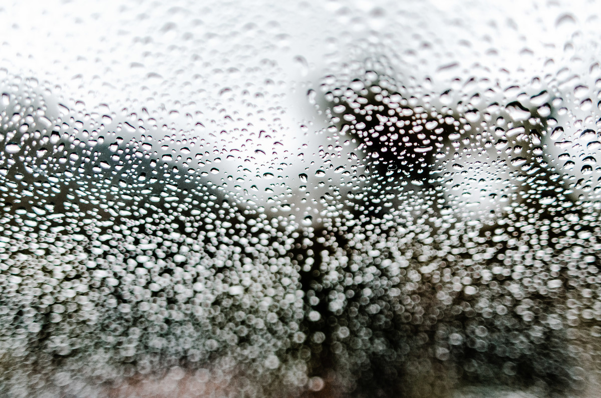 Foto do vidro do carro mostrando os pingos da chuva no dia dia do casamento. Fotógrafos de casamento em Nova Friburgo. Fotografia de casamento documental e foto jornalistica.
