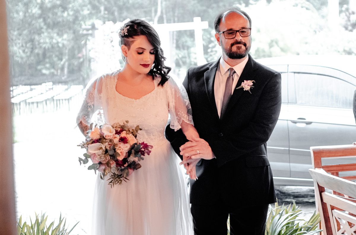 Foto da noiva entrando na cerimônia de casamento com o pai. Fotógrafos de casamento em Nova Friburgo. Fotografia de casamento documental e foto jornalistica.