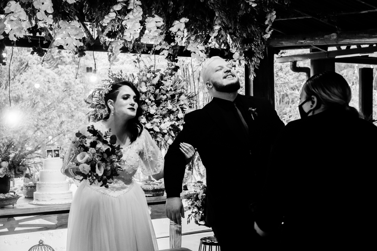 Fotógrafos de casamento em Nova Friburgo. Fotografia de casamento documental e foto jornalistica. Foto em preto e branco do noivo andando e a noiva puxando ele de volta.