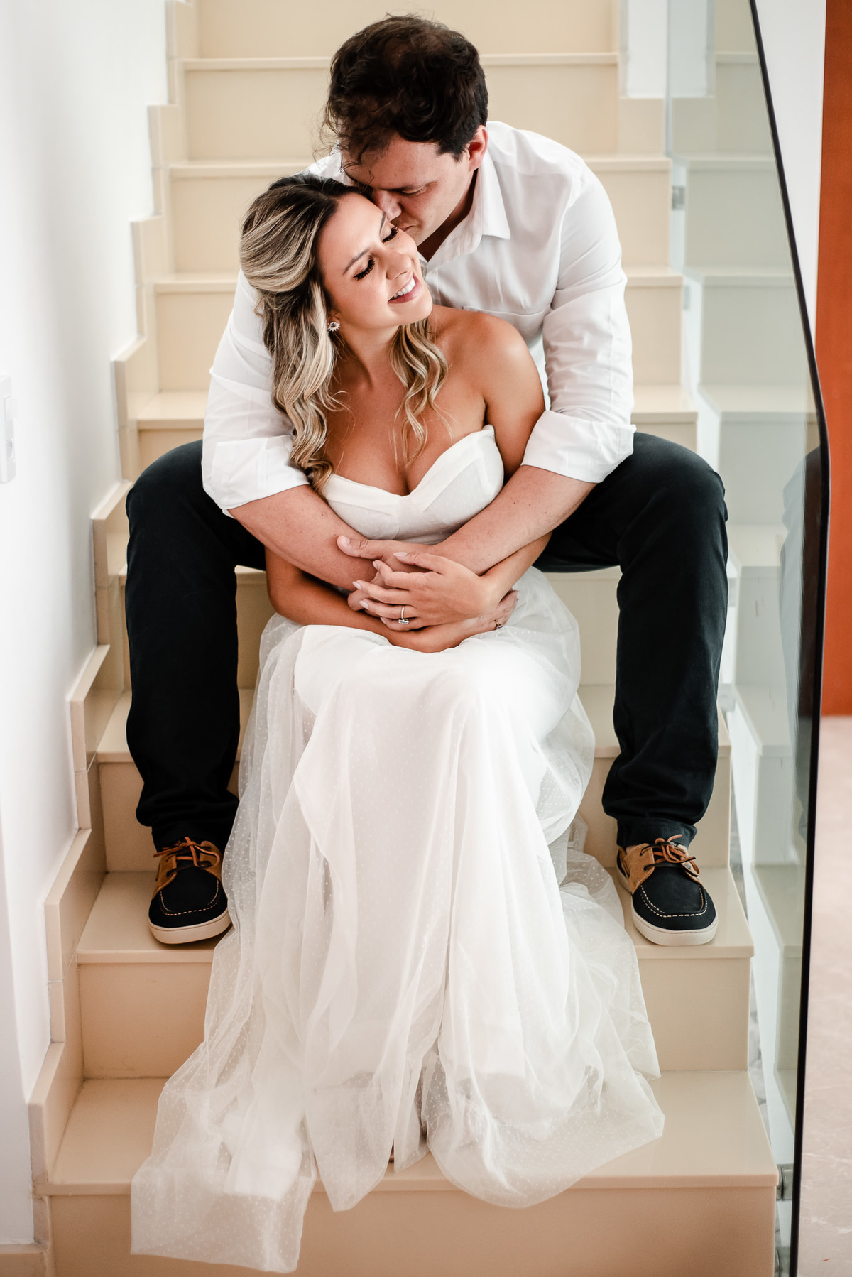 Fotógrafo de casamento em Nova Friburgo. Ensaio pré wedding do casal. Foto do casal abraçado sentado na escada