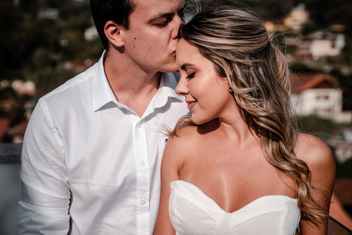 Fotógrafo de casamento em Nova Friburgo. Ensaio pré wedding do casal.  Foto do noivo dando um beijo na testa da noiva