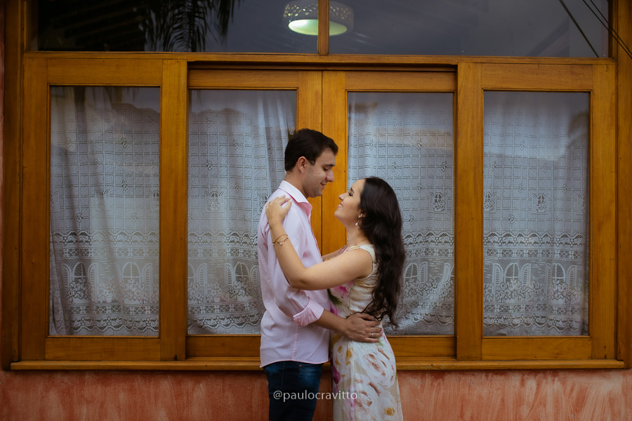 ensaio pre casamento; sao roque, pre wedding; noivos; paulo cravitto; ensaio no interior;  ensaio no campo;  estação de trem. estação de sao roque; paulo cravitto fotografia