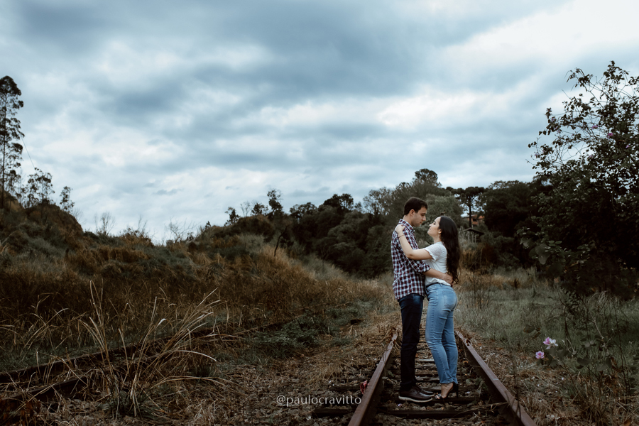 ensaio pre casamento; sao roque, pre wedding; noivos; paulo cravitto; ensaio no interior;  ensaio no campo;  estação de trem. estação de sao roque; paulo cravitto fotografia