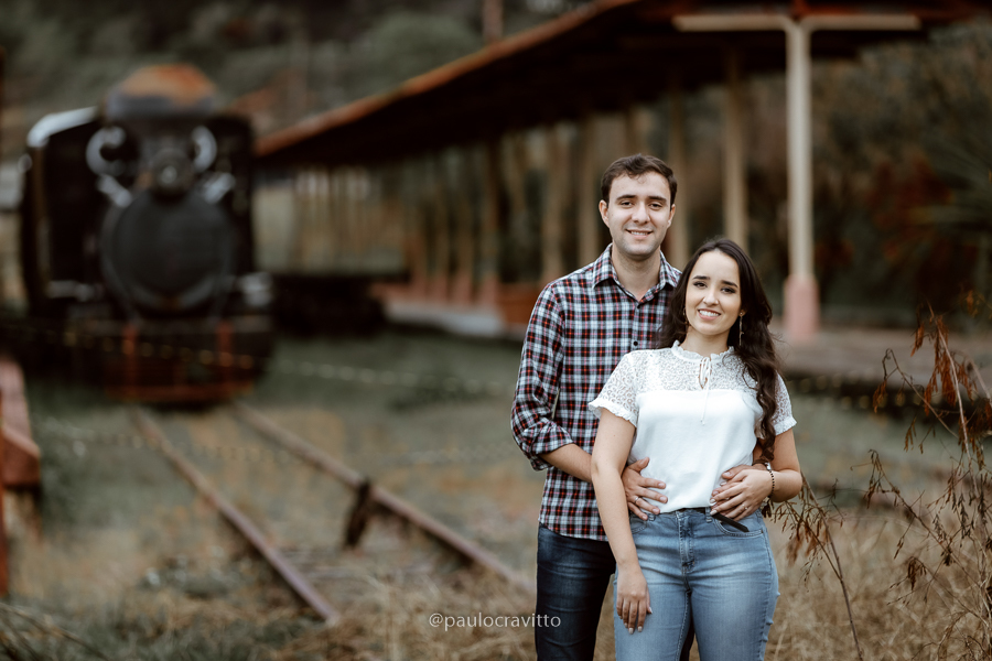 ensaio pre casamento; sao roque, pre wedding; noivos; paulo cravitto; ensaio no interior;  ensaio no campo;  estação de trem. estação de sao roque; paulo cravitto fotografia