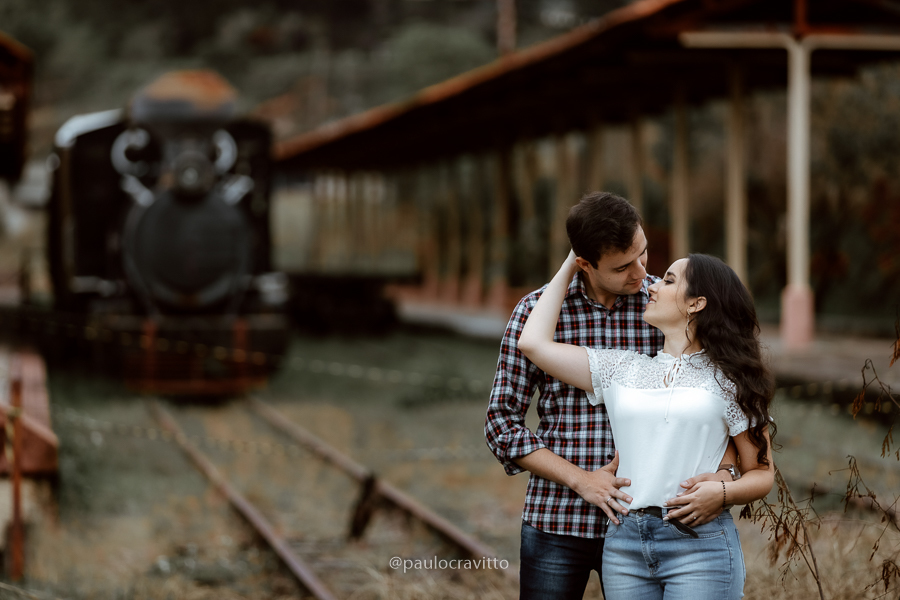 ensaio pre casamento; sao roque, pre wedding; noivos; paulo cravitto; ensaio no interior;  ensaio no campo;  estação de trem. estação de sao roque; paulo cravitto fotografia