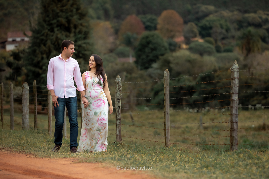 ensaio pre casamento; sao roque, pre wedding; noivos; paulo cravitto; ensaio no interior;  ensaio no campo;  estação de trem. estação de sao roque; paulo cravitto fotografia