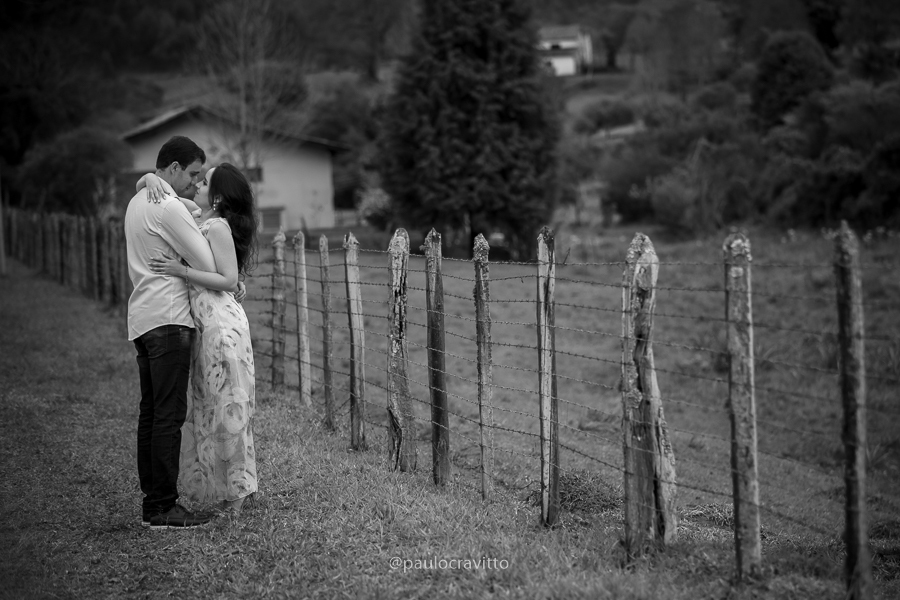 ensaio pre casamento; sao roque, pre wedding; noivos; paulo cravitto; ensaio no interior;  ensaio no campo;  estação de trem. estação de sao roque; paulo cravitto fotografia