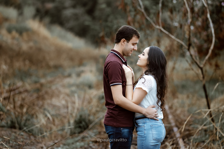 ensaio pre casamento; sao roque, pre wedding; noivos; paulo cravitto; ensaio no interior;  ensaio no campo;  estação de trem. estação de sao roque; paulo cravitto fotografia