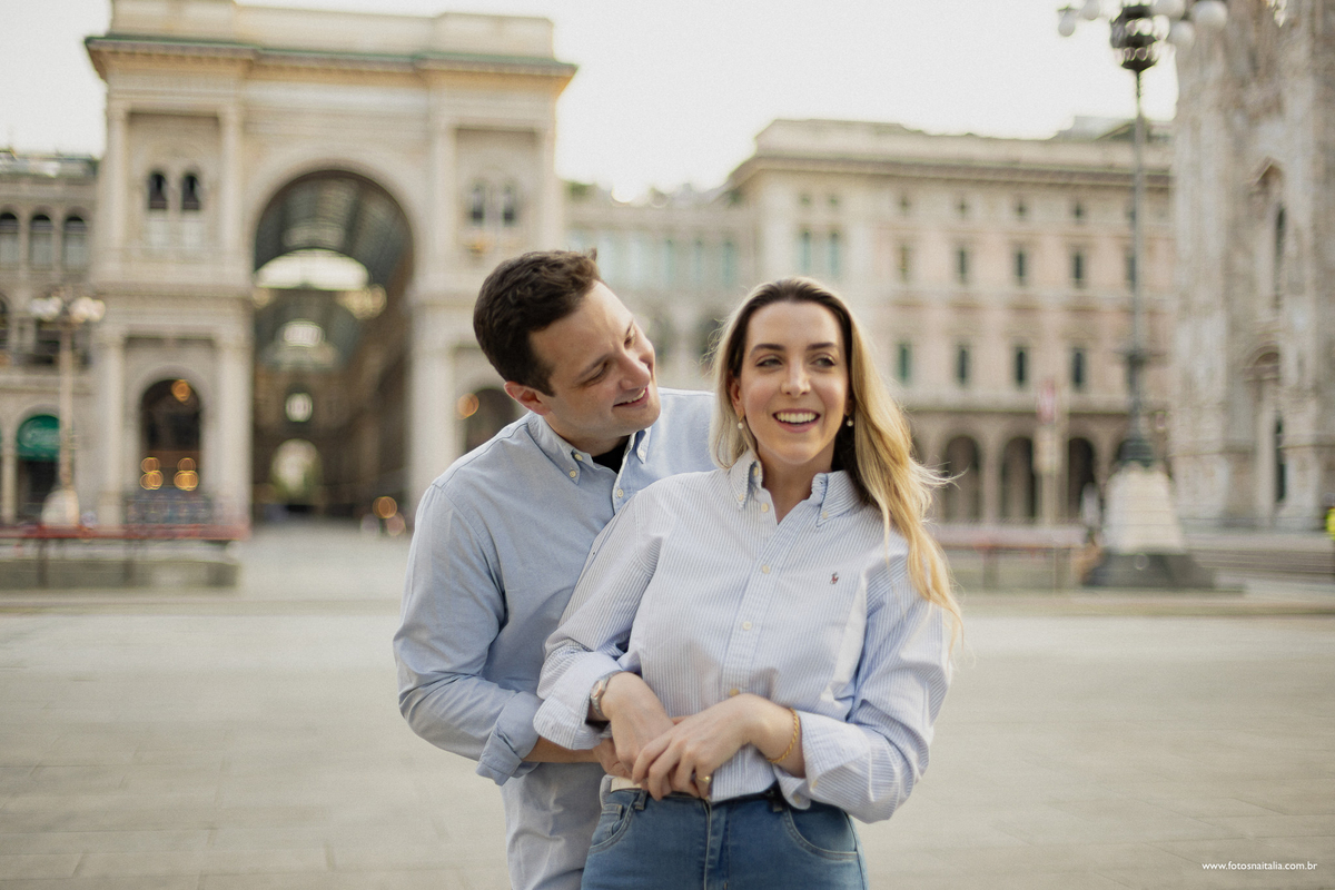 noivo abraçando noiva em milao ensaio de fotos pela cidade na galleria vittorio emanuele 