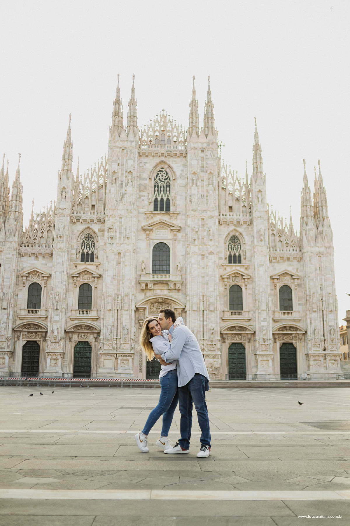 casal apaixonado no duomo de milão de manhã cedo