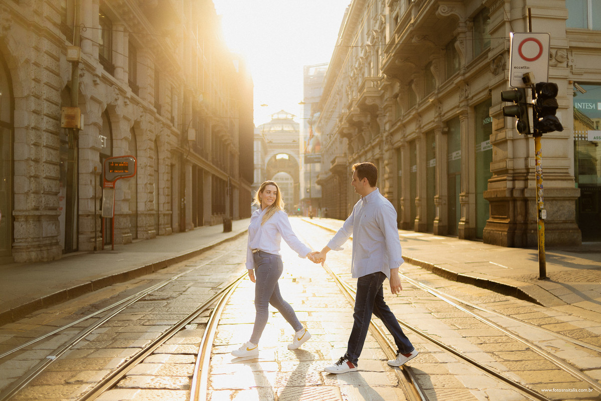 casal atravessando a rua no centro de milão em ensaio fotográfico de casamento