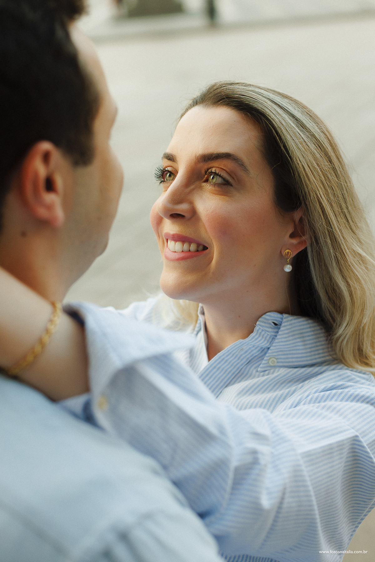 noivos apaixonados em ensaio romântico fotografado em milão por fotografo brasileiro