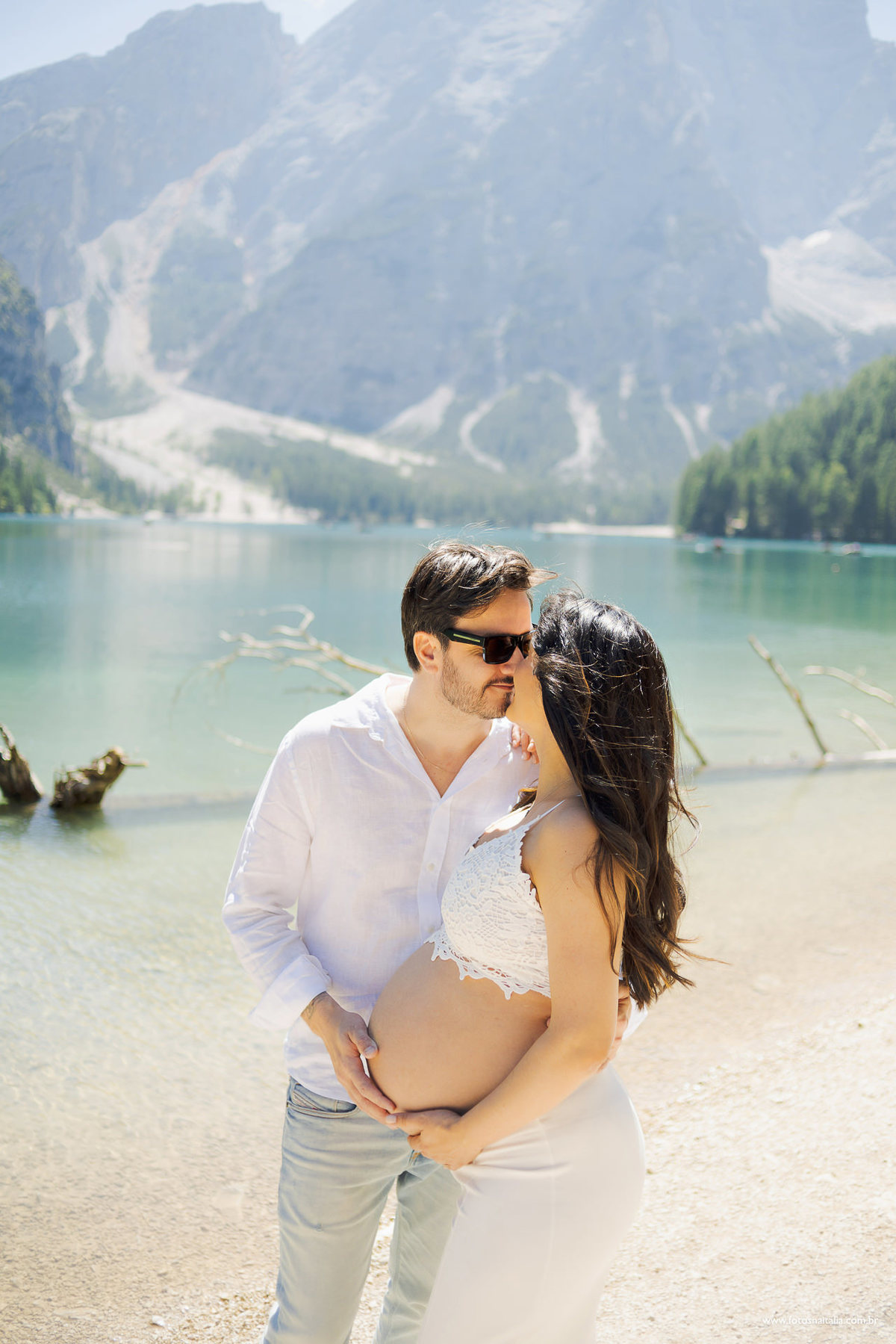 Casal se beijando nas dolomitas ensaio fotográfico