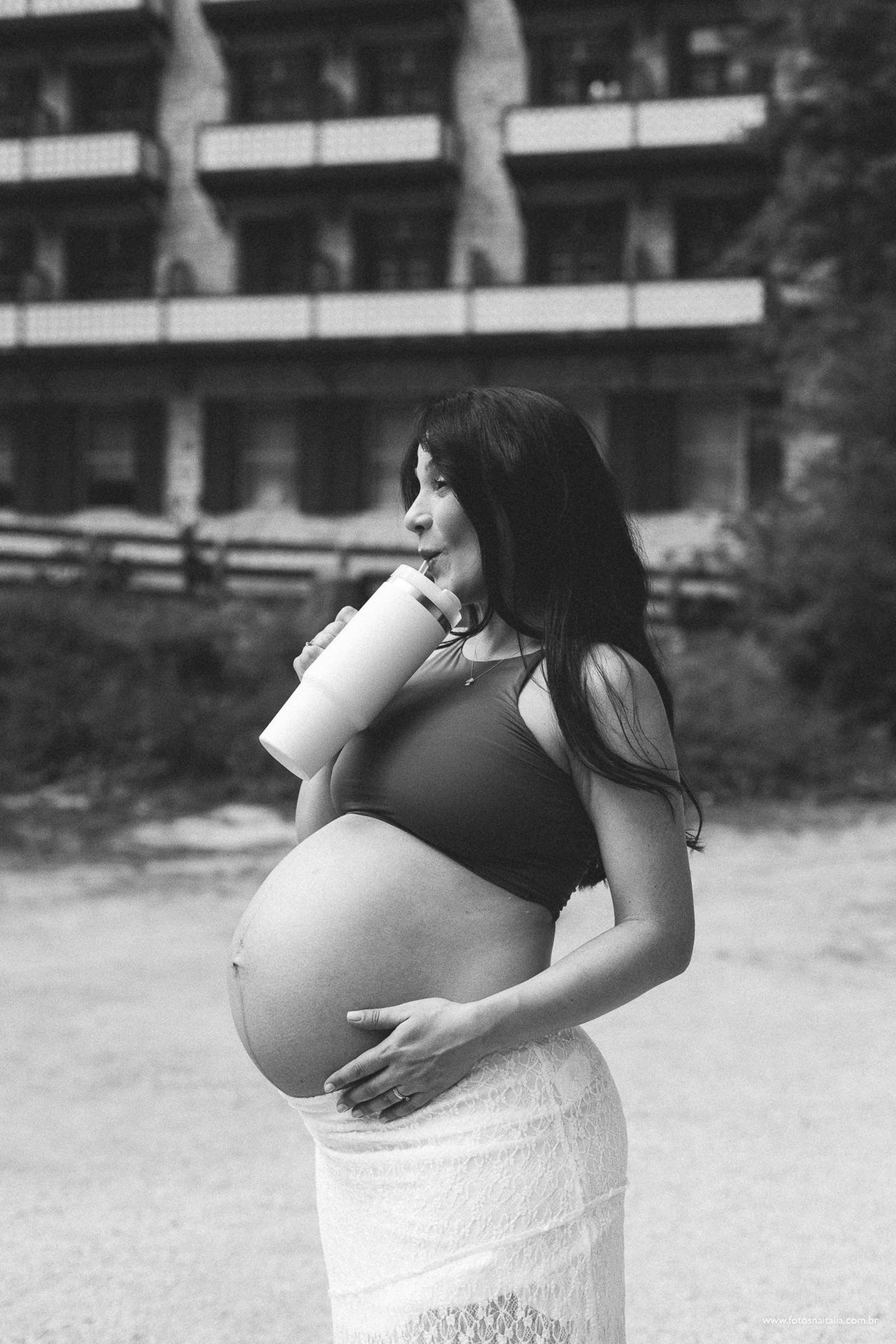 Retrato preto e branco de gestante tipo backstage de ensaio fotográfico nas dolomitas durante sessão profissional