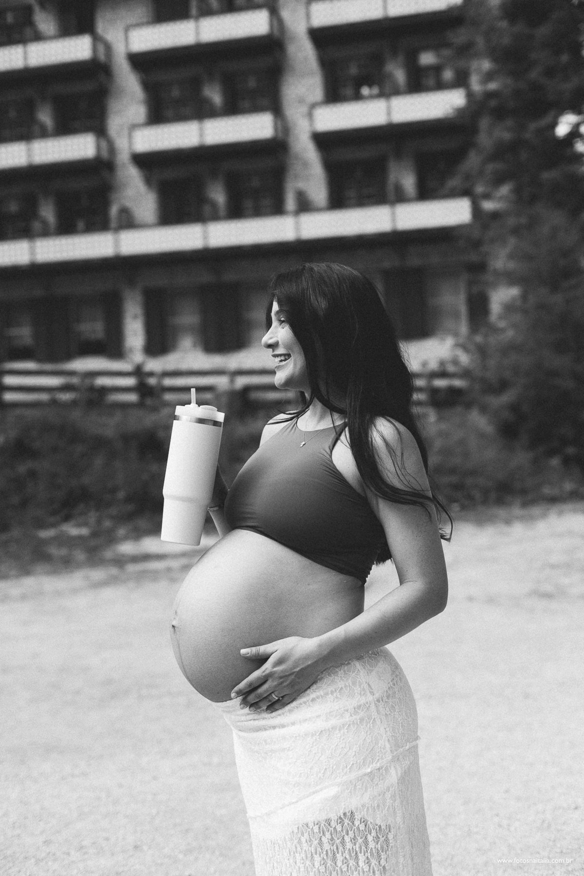 Retrato preto e branco clássico de gestante em ensaio fotográfico nas dolomitas durante sessão profissional