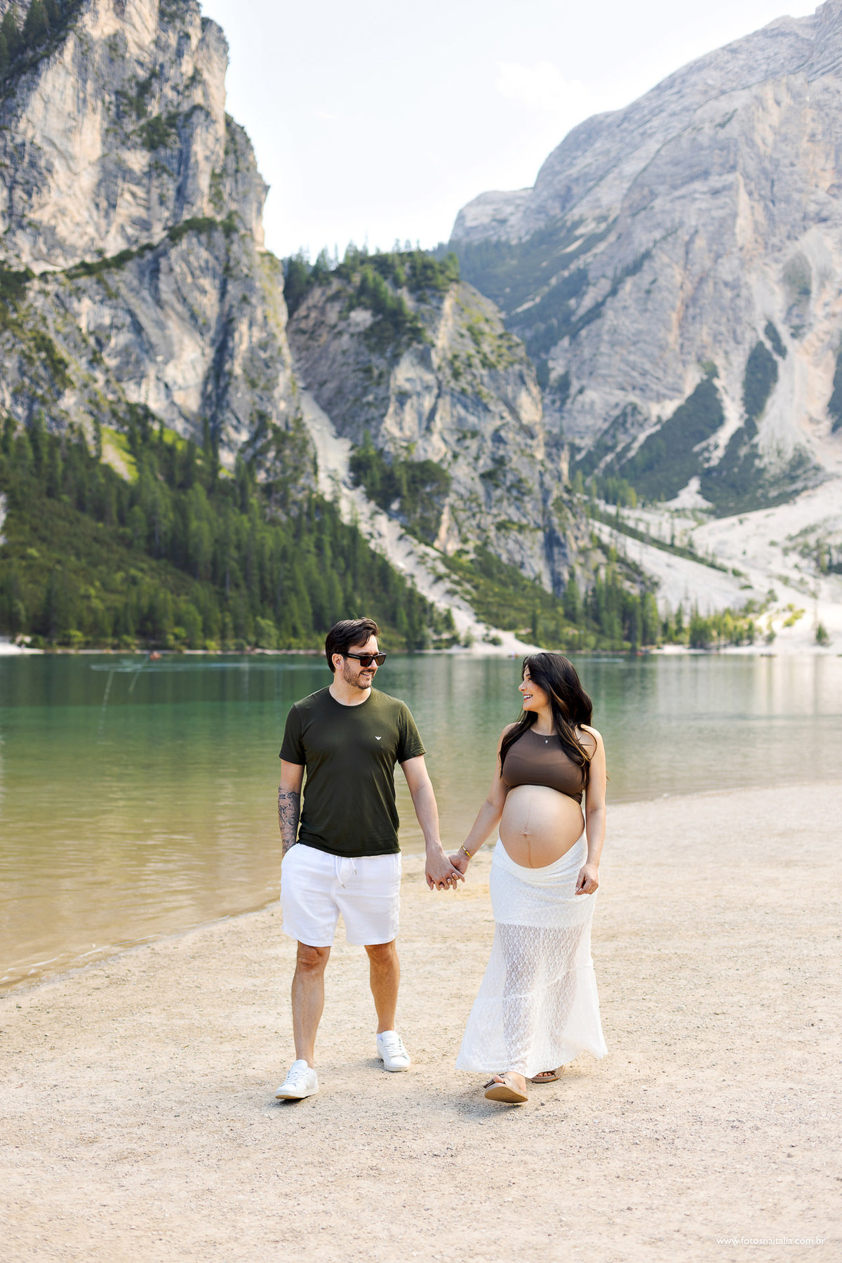 gestante caminhando para sessão fotográfica na itália com seu marido no lago famoso italiano