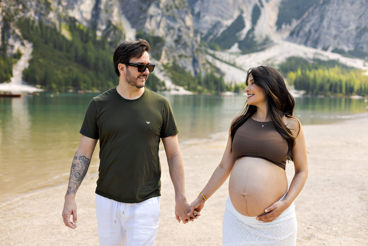 Casal caminhando nas dolomitas fotos românticas de gestante