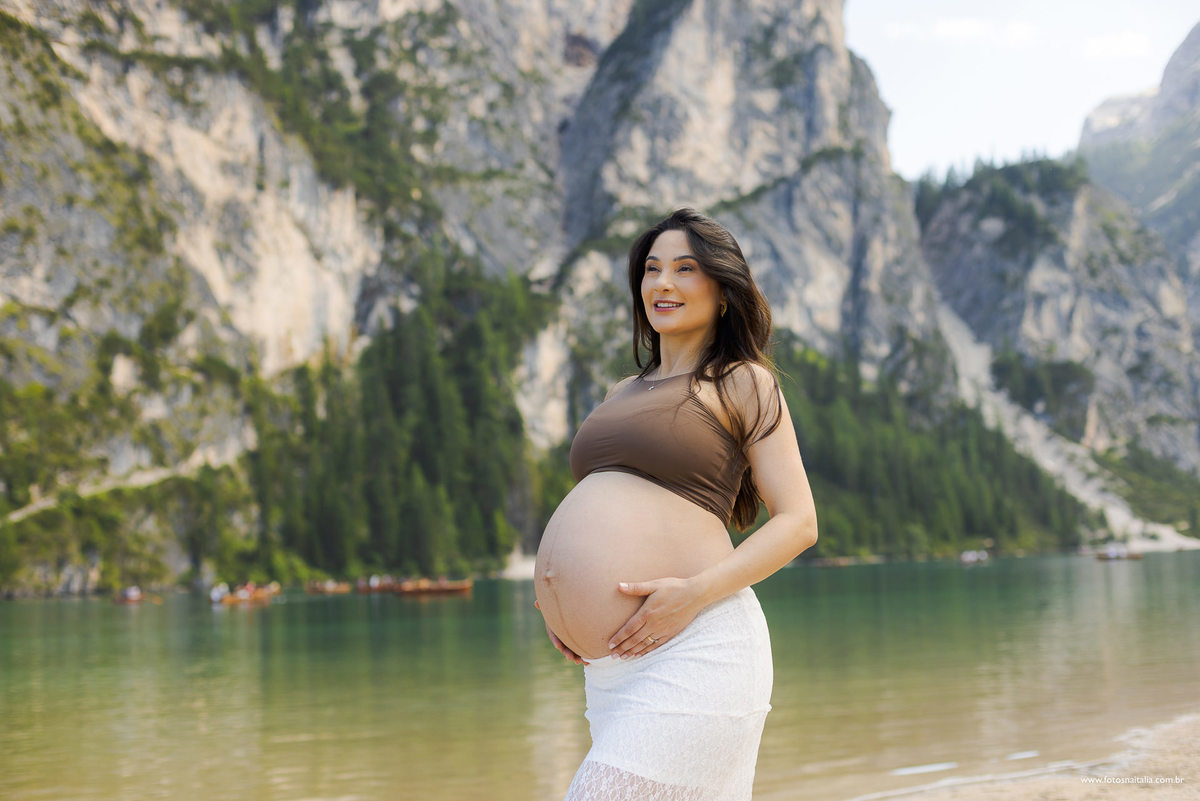 servizio fotografico di gravidanza al Lago di Braies nelle Dolomiti fotografo Leonardo Algozzino da Milano
