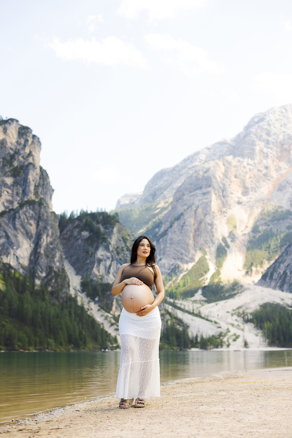Gestante com montanhas dos Alpes Italianos ao fundo no Lago di Braies nas Dolomitas 