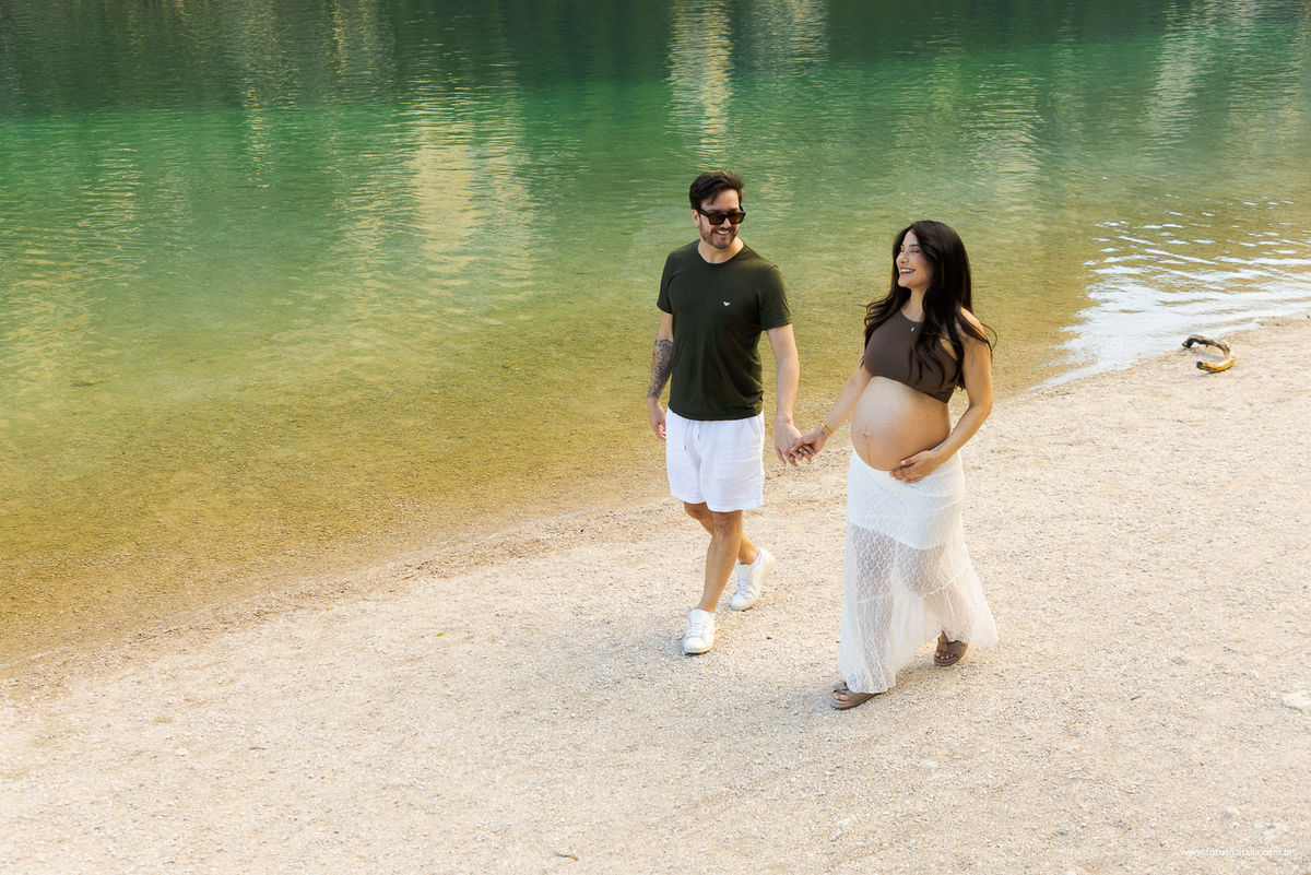 casal caminhando no Lago di Braies 