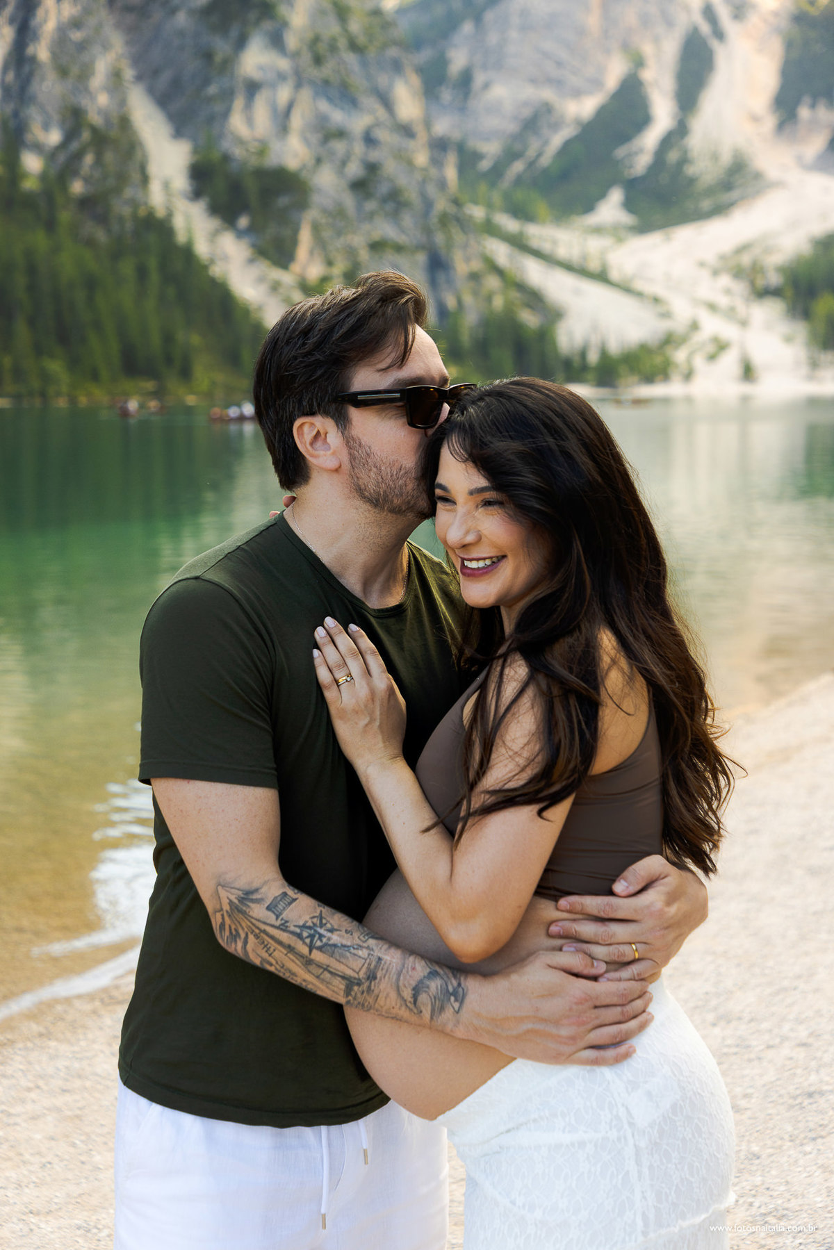 Ensaio romântico com casal abraçado e lago azul das Dolomitas ao fundo fotografado por Leonardo Rodrigues Algozzino